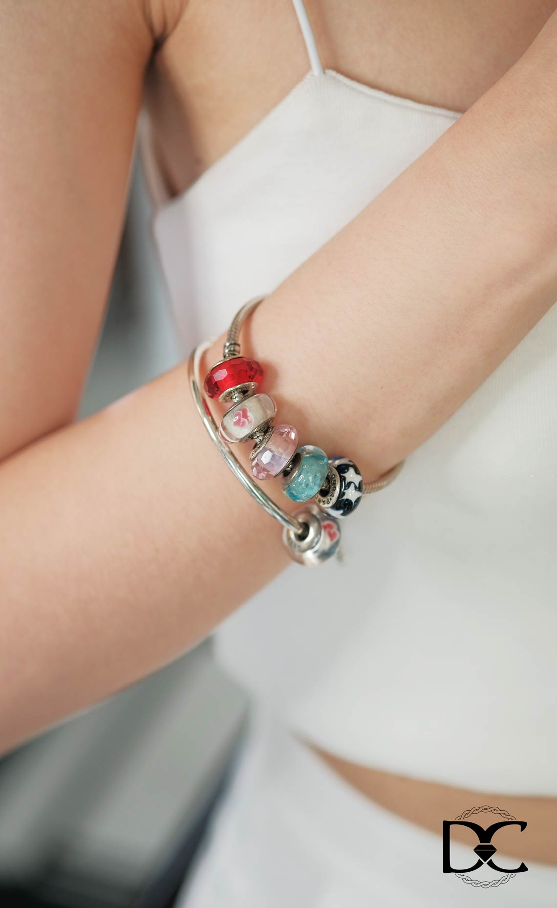 vong-dazzy-charm-phong-thuy-deo-bao-nhieu-vien-la-tot