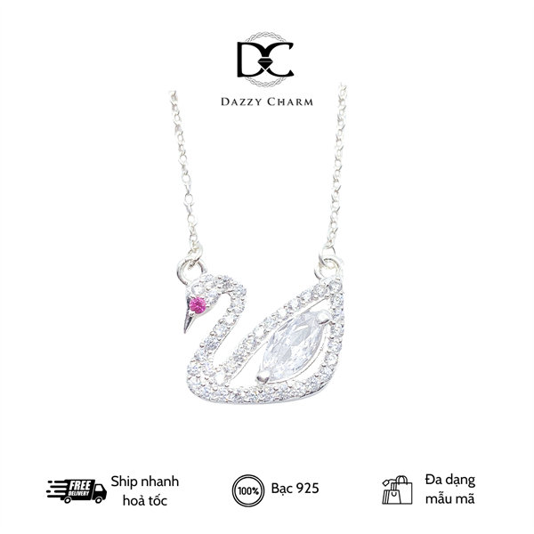 Dây chuyền bạc thiên nga là một thiết kế trang sức đặc biệt, vừa mang vẻ đẹp thanh nhã và sang trọng, vừa gói gọn những ý nghĩa biểu tượng sâu sắc. Về mặt hình thức, dây chuyền được chế tác từ bạc nguyên chất, với hình ảnh chim thiên nga tinh xảo nổi bật trên dây. Đây là loài chim được coi là biểu tượng của sự duyên dáng, quý phái và khí chất cao quý.